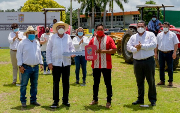 En gira de trabajo inaugura calles, cancha techada y entrega recursos para mejorar infraestructura