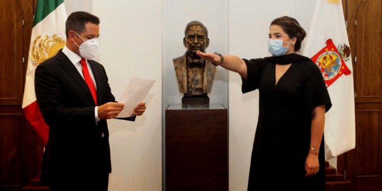      El Gobernador tomó protesta de Ley a Gabriela Pérez López