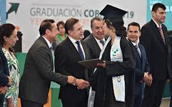 con el objetivo de proteger a los estudiantes de los daños que causa la radiación solar, se edificaron 523 domos en todo el estado, apuntó el Mandatario Estatal.