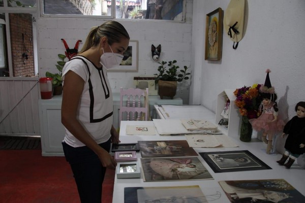          La titular de la Seculta visitó el estudio del colectivo Etecos