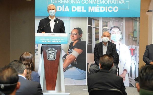 • Entrega mandatario estatal reconocimientos a personal médico mexiquense