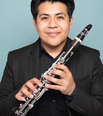 como clarinetista principal en las orquestas juveniles “Esperanza Azteca” y en Francia con orquestas como “Nouvelle Europe” y “Orchestre Idomeneo”