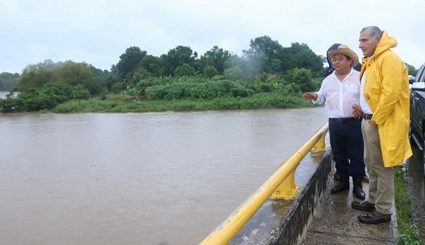 hizo un llamado a los tabasqueños a mantenerse alertas y conservar la calma ante las fuertes lluvias