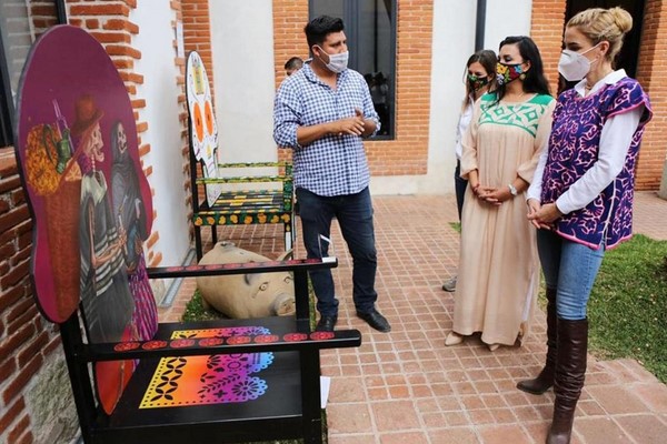 visitó la tienda ARIPO para apreciar la exposición artística llamada "Sillas Calavera", del maestro Gabriel Sosa.