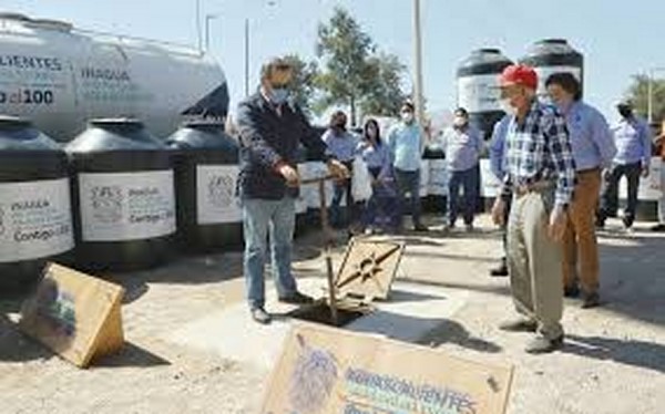 Como un estímulo se entregaron tinacos, kits de desinfección de agua y dispositivos ahorradores del vital líquido