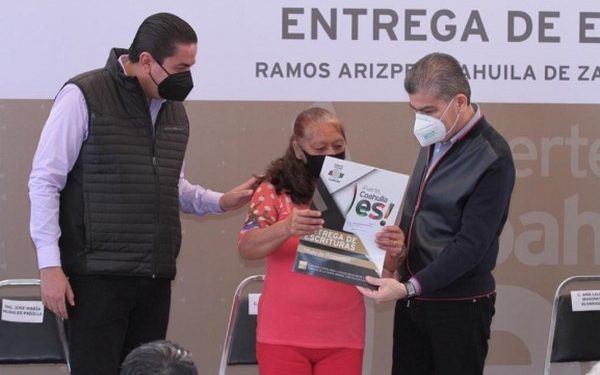 colonia La Soledad, que anhelaban desde hace 25 años y recibieron de manos del gobernador Miguel Ángel Riquelme Solís.