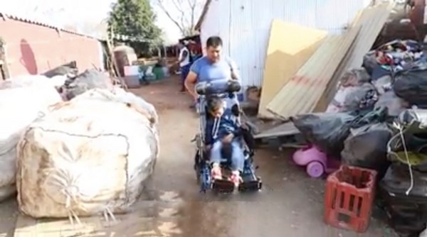Ivette Morán de Murat, entregó una silla de rueda tipo PCI (parálisis cerebral infantil) a Joshua, un pequeño de la población de la Villa de Zaáchila, en la región de los Valles Centrales.