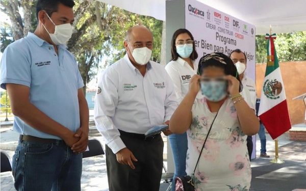 El Director General encabezó la entrega simbólica de los lentes para alumnos beneficiados de 45 municipios