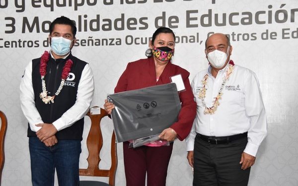Francisco Ángel Villarreal, entregó mobiliario y equipo a Misiones Culturales, Centros de Educación Básica para Adultos y Centros de Enseñanza Ocupacional