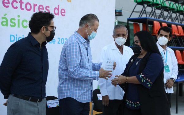 La entrega del mobiliario tuvo lugar en la Plaza de los Valores,