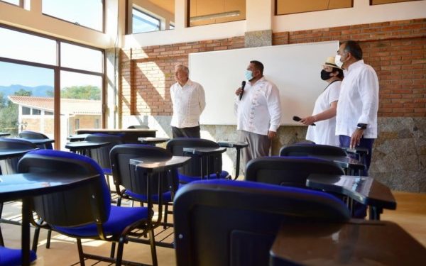 cada uno recibirá una beca para financiar sus estudios.