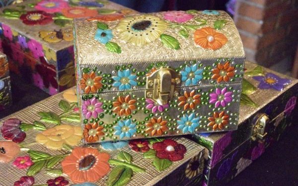 • Destacan piezas elaboradas por artesanos de Zinacantepec y Coacalco en planchas de aluminio.
