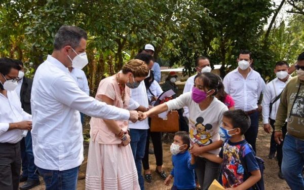 , el Mandatario Estatal otorgó cheques a ahorradores defraudados del municipio de San Juan Guichicovi y Matías Romero