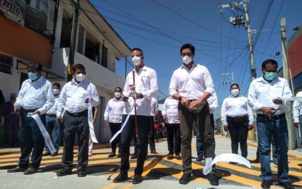 inauguró la pavimentación con concreto hidráulico de la calle Reforma en este lugar, con una inversión 3.6 millones de pesos para beneficiar a más de 10 mil personas, estudiantes de las universidades ubicadas en la zona