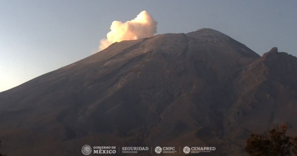 en ocasiones ligeras cantidades de ceniza. También durante la madrugada se observó incandescencia en el volcán.