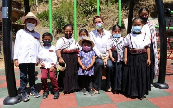 , Ivette Morán de Murat, visitó San Pedro y San Pablo Ayutla, en la Sierra Norte Mixe, con el fin de entregar una ambulancia de traslado nueva y totalmente equipada.