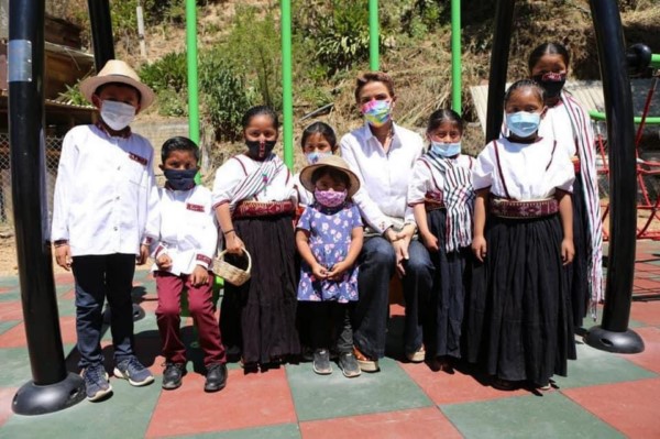 , Ivette Morán de Murat, visitó San Pedro y San Pablo Ayutla, en la Sierra Norte Mixe, con el fin de entregar una ambulancia de traslado nueva y totalmente equipada.