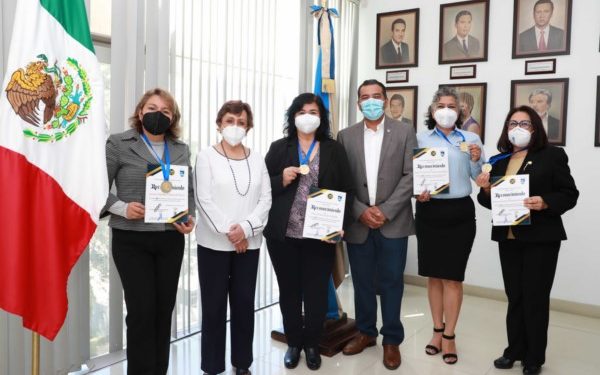 Universidad Autónoma “Benito Juárez” de Oaxaca, entregó reconocimientos, medallas y estímulos económicos a ciento siete docentes que cumplieron 20, 25, 30, 35 y 40 de servicio.