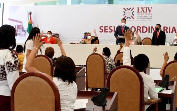 Mesa Técnica de Trabajo Permanente en materia de feminicidios, en la cual tengan representación los tres Poderes del Estado.