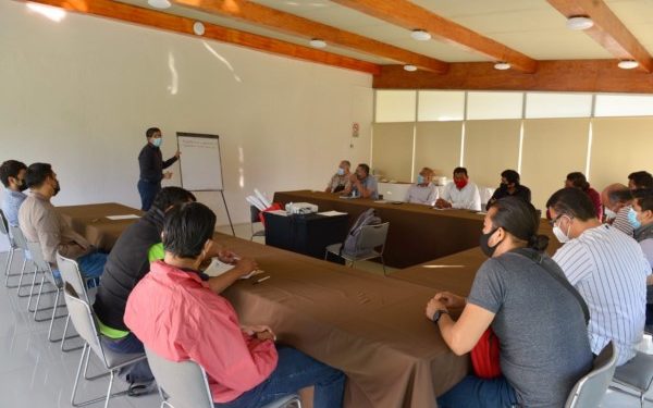 •                    Participaron 600 maestras y maestros, personal administrativo y directivo