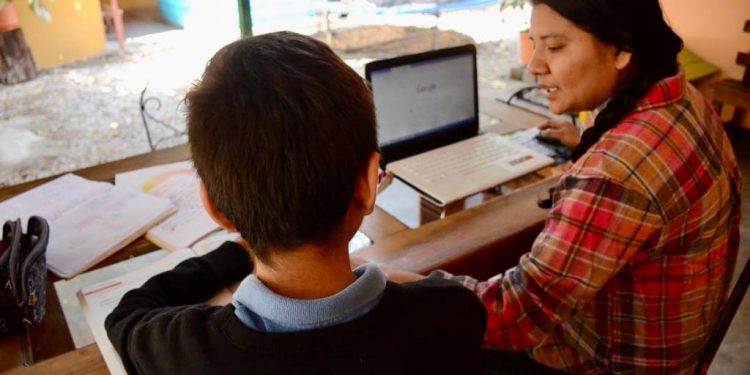 especialmente a las maestras, supervisoras, jefas de sector, formadoras de docentes, directivas y trabajadoras administrativas