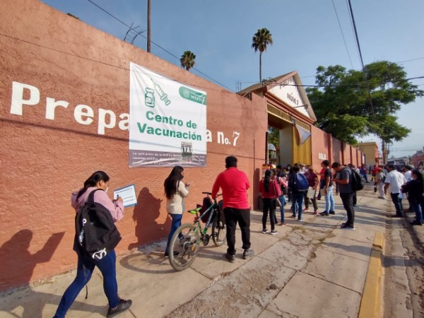     Cerca de 3, 800 trabajadoras y trabajadores de esta Casa de Estudios, recibieron la vacuna