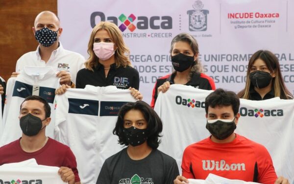  Entrega Ivette Morán de Murat uniformes deportivos a la delegación que participará en Juegos Nacionales Conade