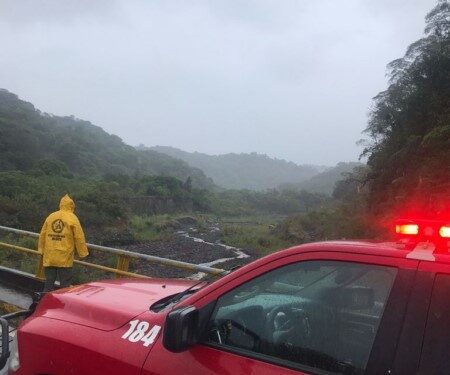 en las últimas tres horas “Dolores”, comenzó a debilitarse como consecuencia del impacto en las sierras.