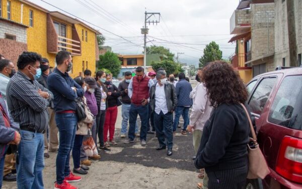 sus compañeros de partido que ingresaron para realizar la revisión de la paquetería electoral solicitada por el PRI.