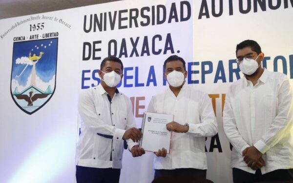 Al concluir el acto, acompañado por el Rector, Eduardo Bautista Martínez, inauguraron obras de infraestructura