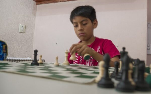 Aprender y jugar ajedrez desarrolla la  capacidad intelectual en estudiantes