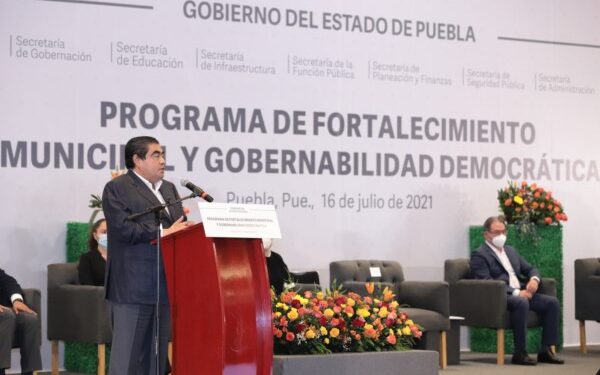 Integrar gobiernos honestos y cercanos a la gente, pide MBH a los 217 ediles electos