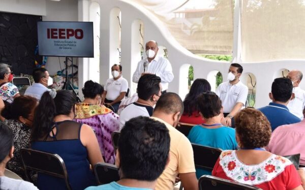 En Puerto Escondido, el director general, Francisco Ángel Villarreal se reunió con el magisterio y con autoridades municipales de la zona