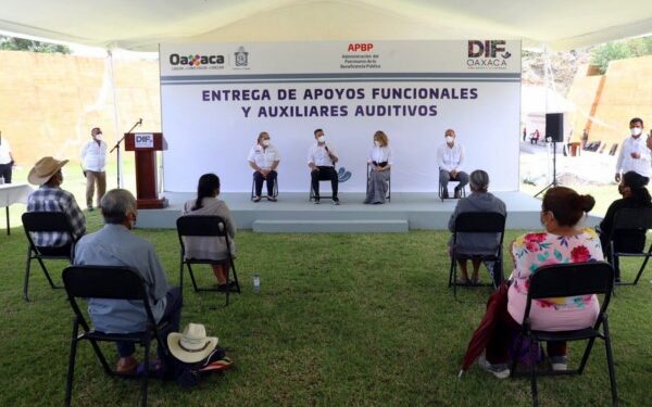 Entregan AMH e Ivette Morán de Murat aparatos auxiliares auditivos