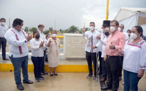  El Gobernador de Oaxaca inauguró un puente vehicular que mejorará la calidad de vida de 10 mil 120 habitantes de 10 colonias