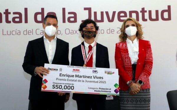         El Gobernador y la Presidenta del DIF Oaxaca entregaron el Premio Estatal de la Juventud 2021 a 11 jóvenes ganadores