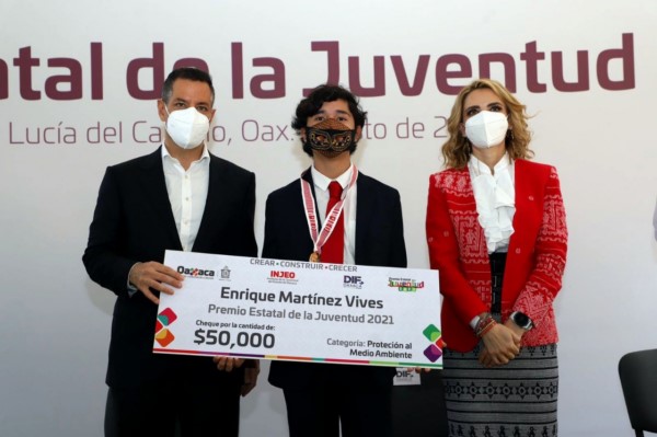         El Gobernador y la Presidenta del DIF Oaxaca entregaron el Premio Estatal de la Juventud 2021 a 11 jóvenes ganadores