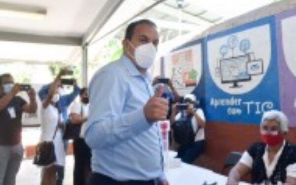 emitiendo su opinión en la Consulta Popular 2021.