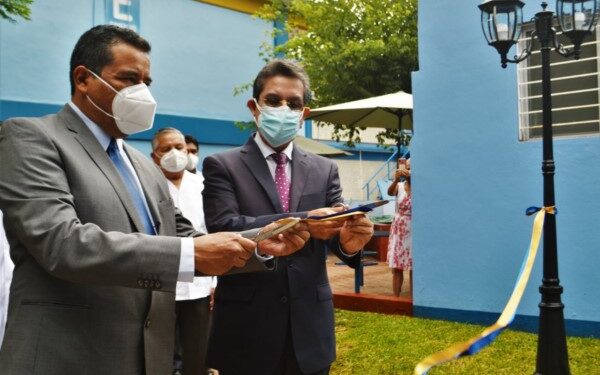 laboratorios y acciones solidarias en estrategias de salud, ese es el sentido del trabajo universitario”, señaló el Rector de la Máxima Casa de Estudios de Oaxaca, Eduardo Bautista Martínez.