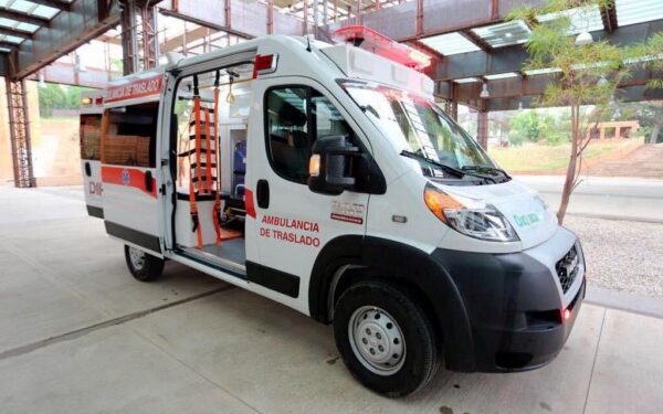 , la presidenta honoraria del Sistema DIF Oaxaca, Ivette Morán de Murat, en compañía de Christian Holm Rodríguez, director general de este organismo asistencial, entregó una ambulancia nueva y equipada al municipio de Santiago Texcalcingo, ubicado en la región de la cañada.