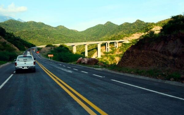 ·         Los funcionarios visitaron la construcción del rompeolas de Salinas del Márquez, recorrieron el astillero número 20 y supervisaron la autopista Mitla - Tehuantepec