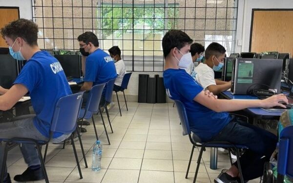 jóvenes con facilidad para resolver problemas prácticos mediante la lógica y el uso de computadoras
