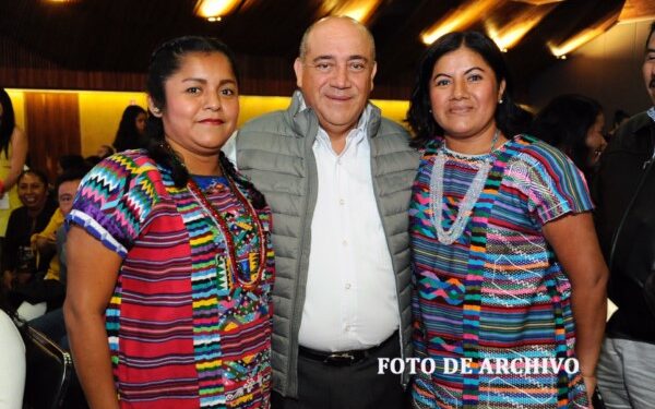 El director general del Instituto, Francisco Ángel Villarreal, reconoce la invaluable aportación y compromiso de las y los profesores