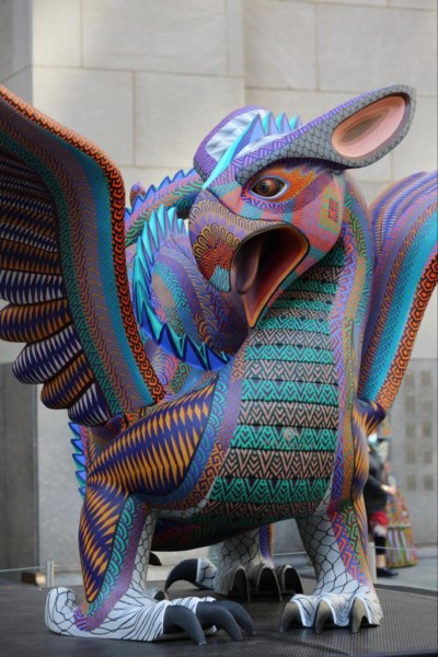 ●        Los alebrijes gigantes colocados en el Rockefeller Center de Nueva York son obra de los artesanos oaxaqueños Jacobo y María Ángeles, de San Martín Tilcajete