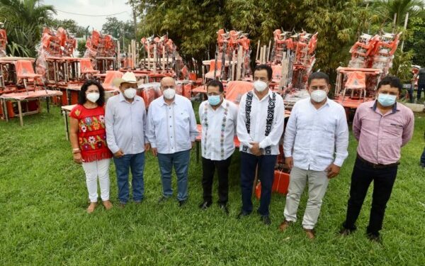       En Loma Bonita, el director general Francisco Ángel Villarreal, entregó mobiliario escolar en beneficio de nueve mil 32 alumnos y 508 docentes de 71 escuelas