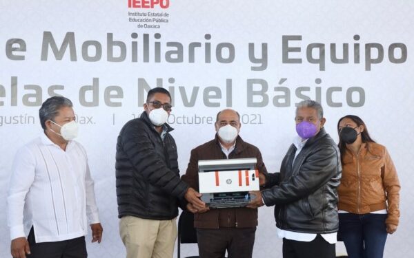 ·         El director general del Instituto, Francisco Ángel Villarreal, realizó la entrega simbólica de los apoyos en beneficio de un total de tres mil 379 estudiantes de nivel básico