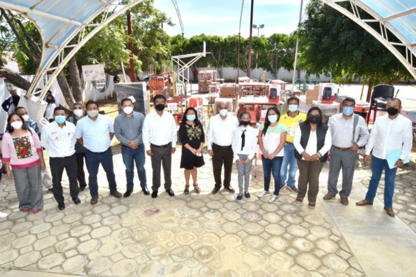          En San Raymundo Jalpan y en San Isidro Monjas, el director general del IEEPO, Francisco Ángel Villarreal entregó mobiliario y equipo a un total de 30 escuelas