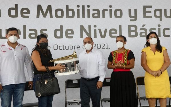 En gira de trabajo por el Istmo, el Director General del IEEPO entregó mobiliario, equipo y material escolar a 56 escuelas en beneficio de cuatro mil 573 alumnos