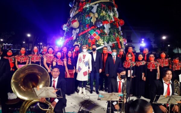 ·         El Gobernador encabezó el encendido del árbol monumental de navidad instalado frente a la catedral de la ciudad, con motivo de las fiestas decembrinas