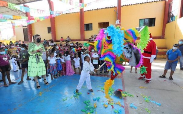 celebraron estas fiestas decembrinas con niñas, niños y padres y madres de familia del municipio de San Miguel Tlacamama, en la Costa oaxaqueña.